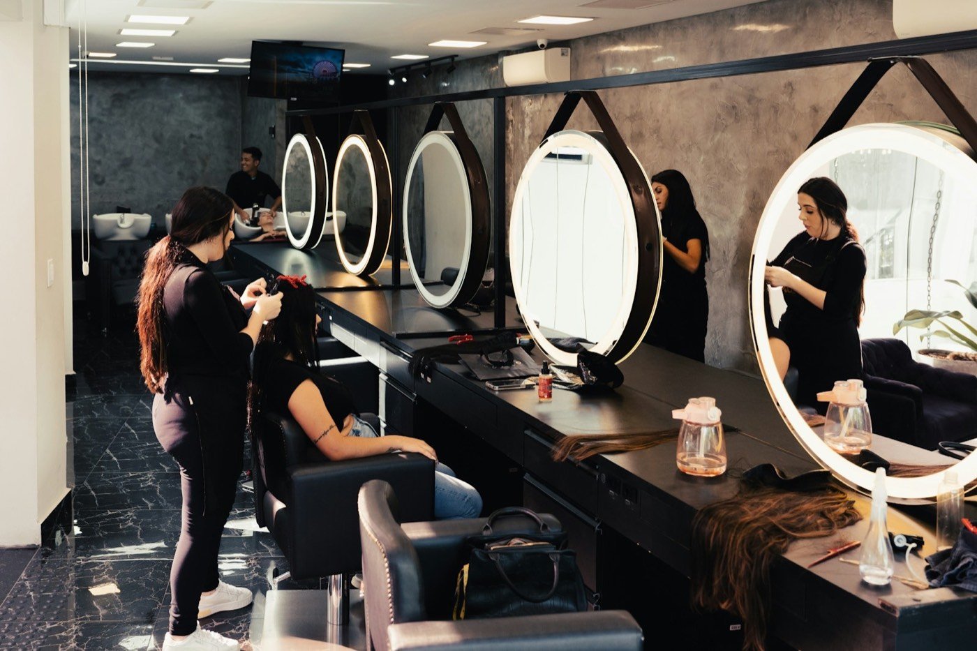 Une coiffeuse au travail dans un salon
