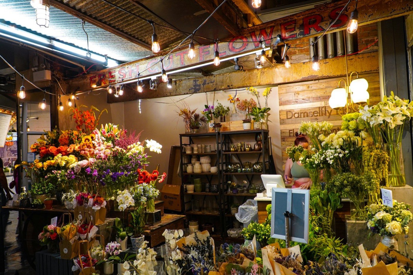 Une boutique de fleuriste remplie de bouquets