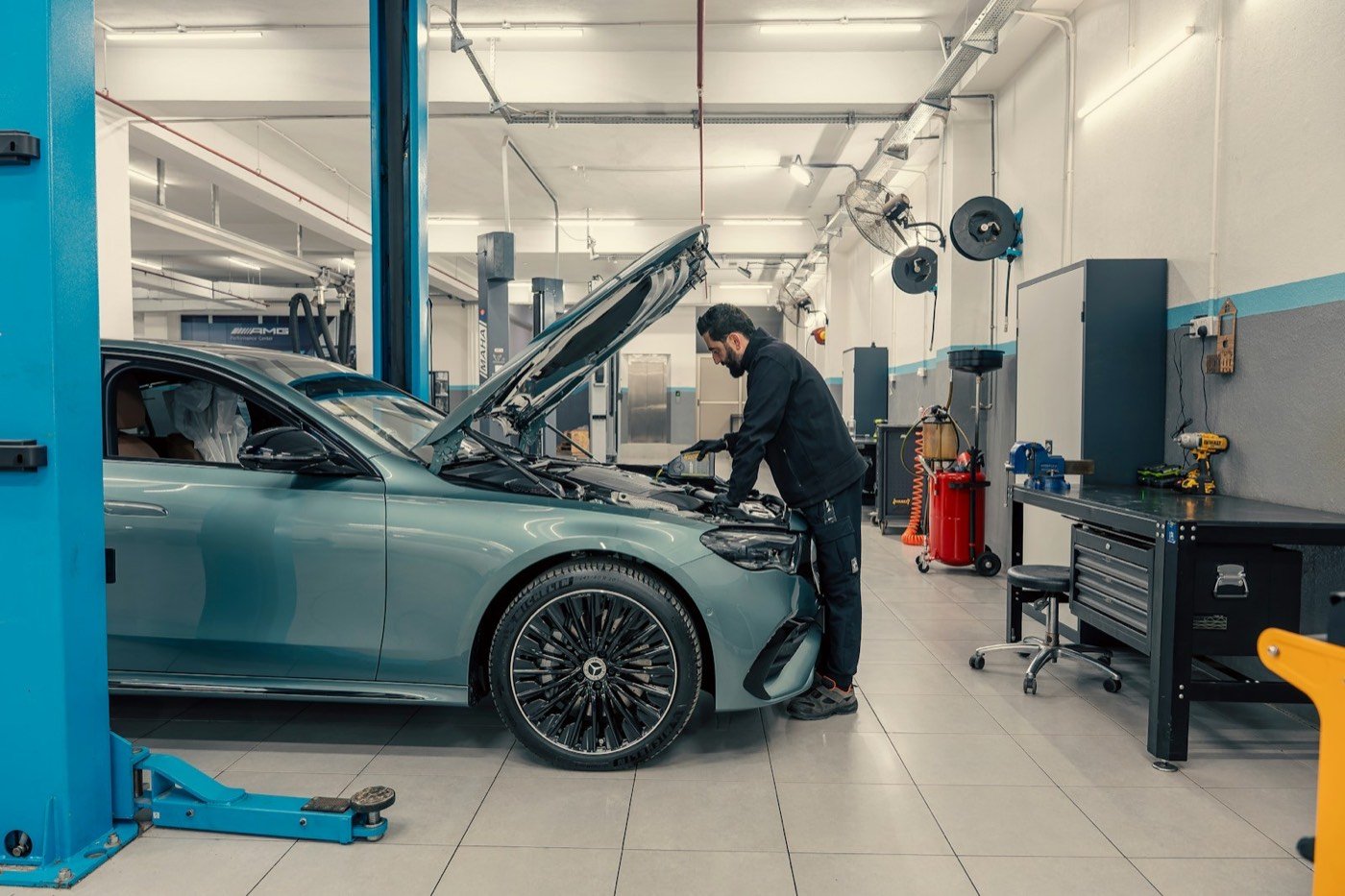 Un mécanicien travaille sur le moteur d'une voiture