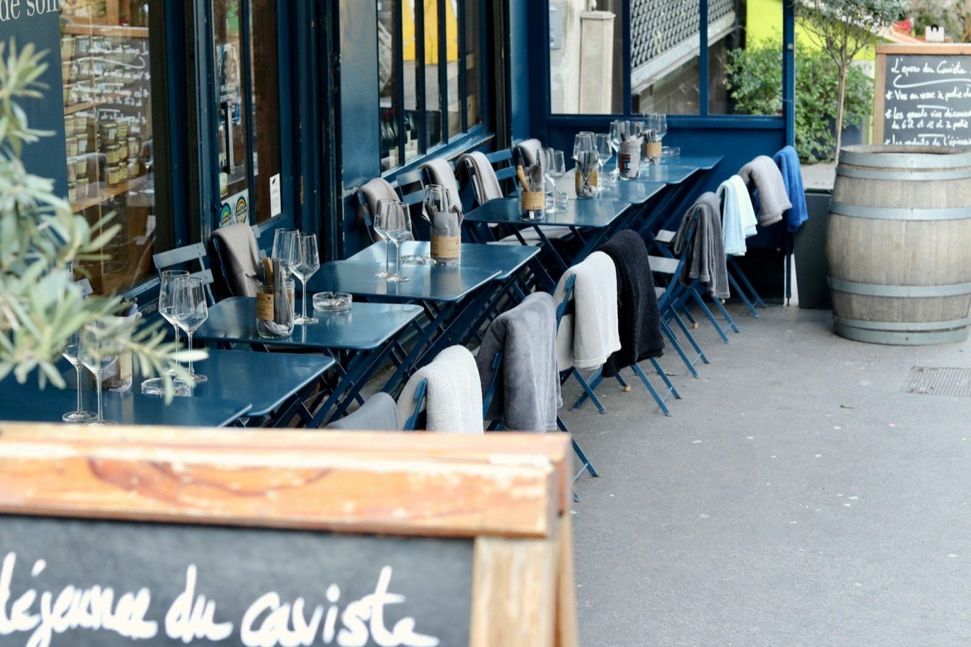 La terrasse d'un restaurant avec des tables dressées